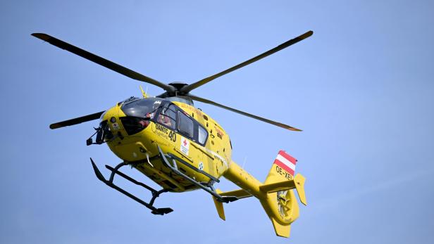 Ein gelber Notarzthubschrauber des ÖAMTC im Flug.