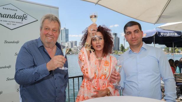 Erich Homolka mit Mausi Lugner und Ando Yeritsyan erheben die Gläser, um an den kürzlich verstorbenen Promi-Figaro Josef Winkler zu denken