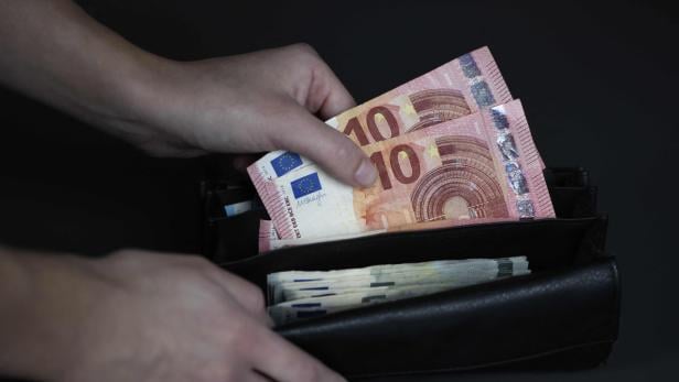 Die Geldbörse gibt mit steigender Inflation immer mehr Geld für immer weniger Leistung her Die Geldbörse gibt mit steigender Inflation immer mehr Geld für immer weniger Leistung her