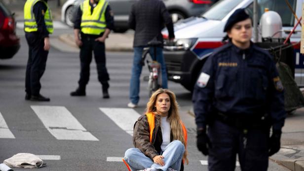 FILES-AUSTRIA-GERMANY-PROTEST-CLIMATE Klimaaktivistin Anja Windl blockiert eine Straße