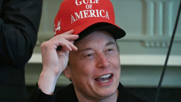 US-POLITICS-TRUMP-CABINET Elon Musk trägt eine Kappe auf der "Gulf of America" zu lesen ist.