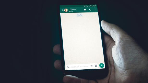 WhatsApp-Chat Leuchtender Bildschirm mit einem geöffneten Whatsapp-Chat
