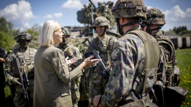 "TRIAS25" ­ Verteidigungsministerin Tanner zu Besuch bei trinationaler Übung mit Schweizer Amtskollegen Pfister