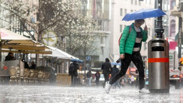 AUSTRIA-WEATHER Frau mit einem Regenschirm