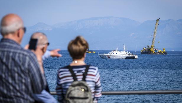 Floating crane arrives in Palermo for 'Bayesian' seabed recovery Floating crane arrives in Palermo for 'Bayesian' seabed recovery