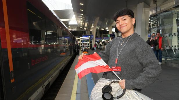 Eurovision Song Contest: Sänger JJ steht mit Österreichfahne auf dem Bahnsteig