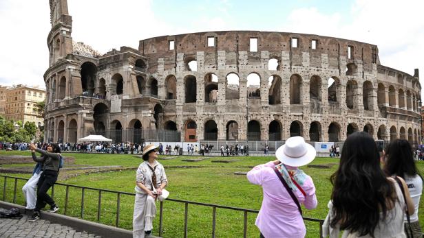 ITALY-TOURISM-MONUMENT Touristen vor dem Kolosseum in Rom
