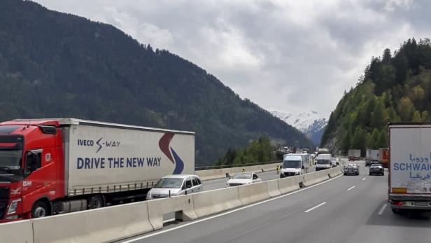 REPORTAGE VERKEHR LKW - REPORTAGE FAHRT BERGER-TRUCK VON BAYERN NACH TIROL BEI BLOCKABFERTIGUNG