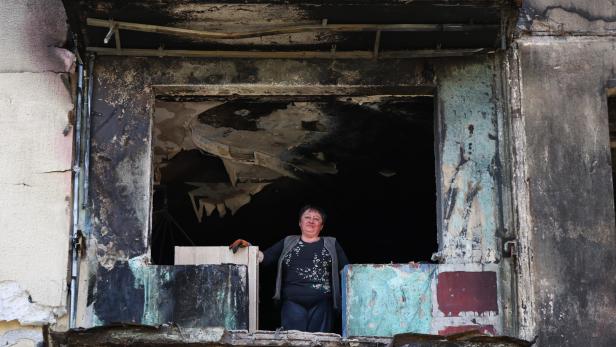 Eine Ukrainerin in ihrer ausgebombten Wohnung