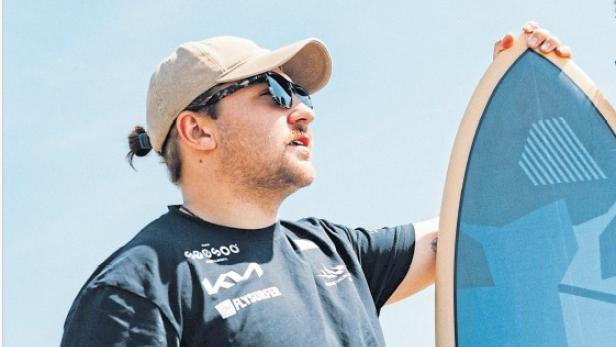 Valentin Bontus mit Surfboard