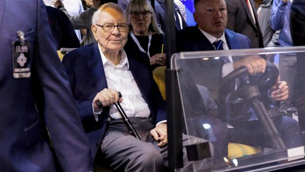 FILE PHOTO: Berkshire Hathaway's chairman, Warren Buffett FILE PHOTO: Berkshire Hathaway's chairman, Warren Buffett