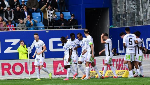 FUSSBALL: ADMIRAL BUNDESLIGA / MEISTERGRUPPE / 7. RUNDE: BLAU-WEISS LINZ - SK PUNTIGAMER STURM GRAZ Zurück auf der Siegerstraße: Sturm jubelt in Linz