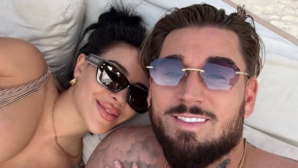 Leyla Lahouar und Mike Heiter Leyla Lahouar und Mike Heiter posieren am Strand für ein Selfie
