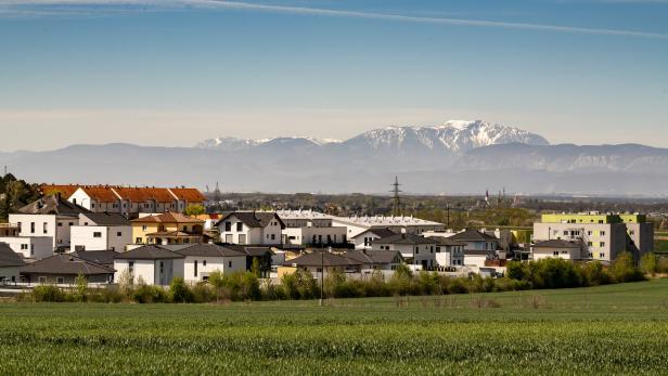 Blick auf den Schneeberg und die Hohe Wand, davor Neubausiedlungen - Hornstein im Burgenland