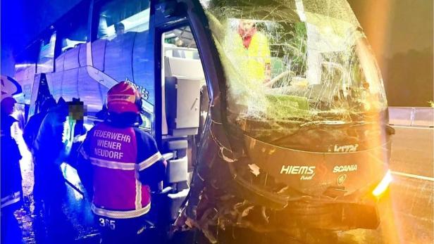 Reisebus und Feuerwehrleute