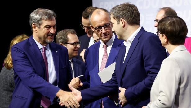 Signing of the coalition government agreement between CDU, CSU and SPD, at the Gasometer in Berlin Unionsparteien und SPD unterzeichnen den Kolaitionsvertrag. Lars Klingbeil und Markus Söder schütteln sich die Hände.