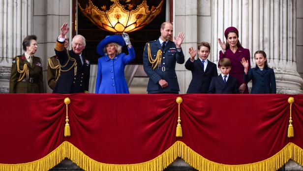 TOPSHOT-BRITAIN-ROYALS-WWII-HISTORY-ANNIVERSARY