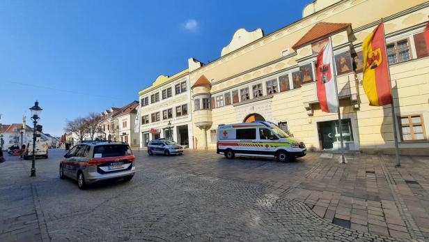Rettungs- und Polizeiauto vor Rathaus Eisenstadt Rettungs- und Polizeiauto vor Rathaus Eisenstadt