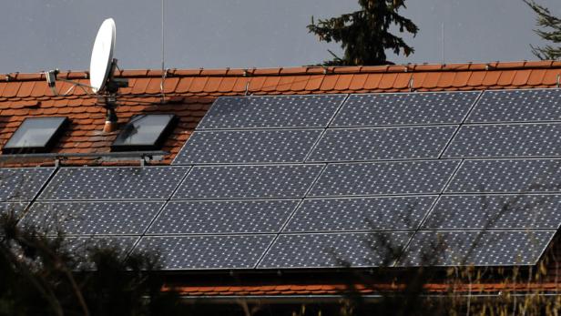 APNEine Solaranlage ist am Mittwoch, 3. Maerz 2010, in Dresden, Sachsen, auf dem Dach eines Hauses zu sehen. Der Bundestag hat ueber eine Kuerzung der Subventionen fuer Solaranlagen entschieden. (apn Photo/Matthias Rietschel) Solar energy cells fixed on t Solarstrom-Erlass erhitzt weiter die Gemüter