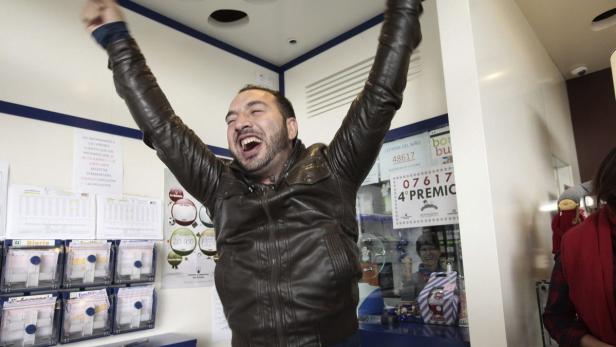 &quot;El Gordo&quot; - der dicke Weihnachtsgewinn. Die traditionelle spanische Lotterie hat sich dieses Jahr wohl einen verdienten Gewinner ausgesucht: Diego Vazquez, arbeits - und obdachloser Vater von drei Kindern, gewann am Montag 20.000 Euro.
