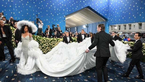 Diana Ross trug eine weiße Robe mit fünf Meter langer Schleppe.