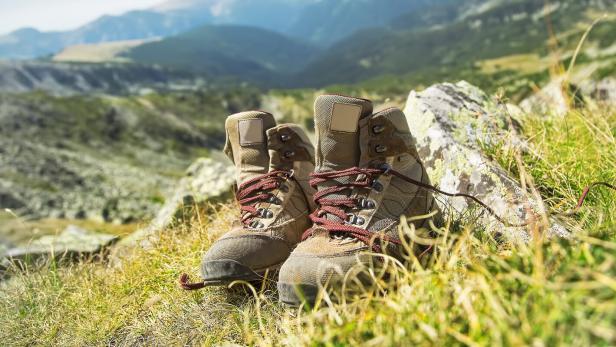 Ein Paar Bergschuhe in der Wiese