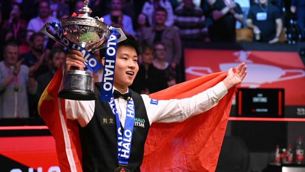 Zhao Xintong jubelte mit Fahne und WM-Pokal