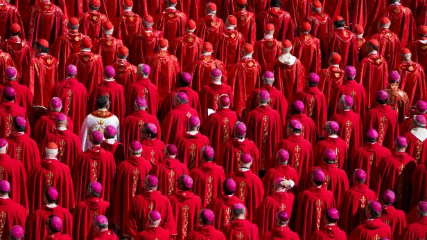 Pope Francis' funeral Mehrere Kardinäle in roten Kutten haben sich versammelt