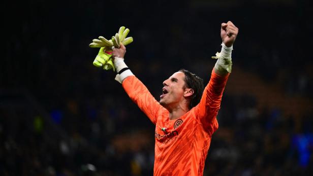 TOPSHOT-FBL-EUR-C1-INTER MILAN-BARCELONA Inter-Tormann Yann Sommer
