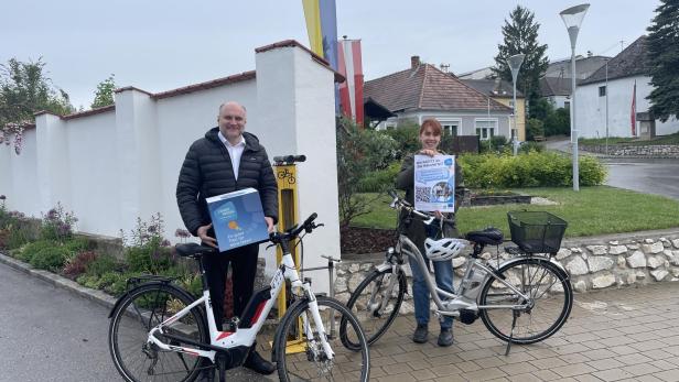 Mitglieder von LEADER Region Weinviertel Ost stehen mit ihrem Fahrrad