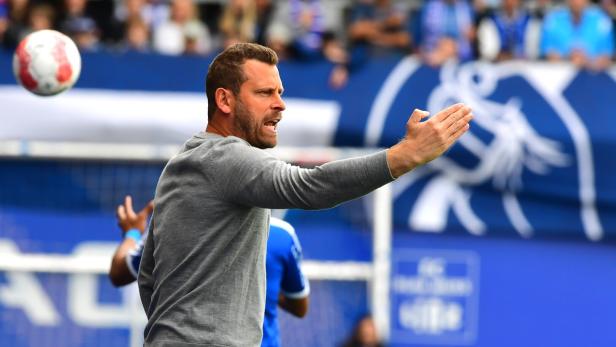 FUSSBALL: ADMIRAL BUNDESLIGA / MEISTERGRUPPE / 7. RUNDE: BLAU-WEISS LINZ - SK PUNTIGAMER STURM GRAZ Ausschlüsse verhindern: Sturm-Trainer Jürgen Säumel