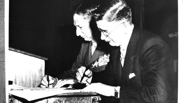 Mark W. Clark und Leopold Figl unterzeichnen ein ...