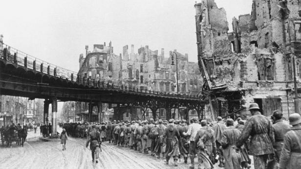 Kapitulation/Berlin/dt.Kriegsgefangene - Surrender/Berlin/German prisoners of war - Capitulation/ Prisonniers de guerre all.