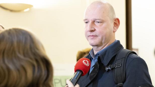 GÖD-Vorsitzender Eckehard Quin spricht mit einer Journalistin