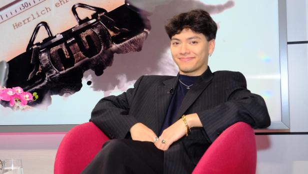 JJ Johannes Pietsch auf einer roten Couch
