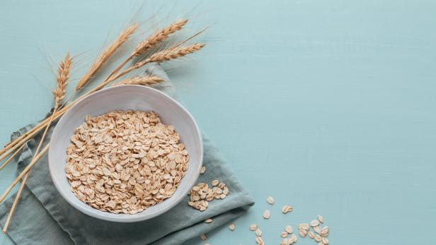 Haferflocken: Wie gesund ist das Getreide wirklich? Schüssel mit Haferflocken