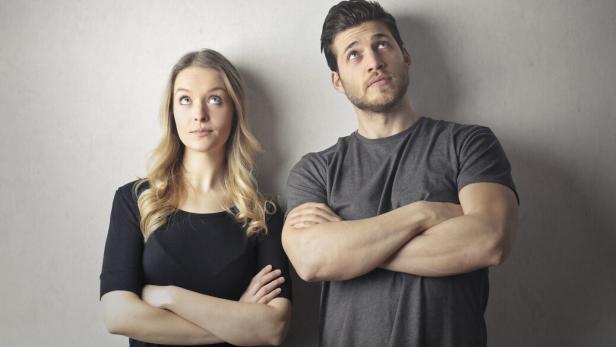 Frau und Mann denken nach.