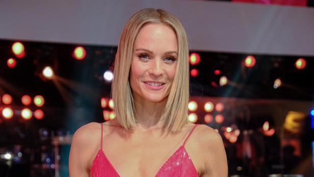 Mirjam Weichselbraun in einem pinkfarbenen Paillettenkleid.