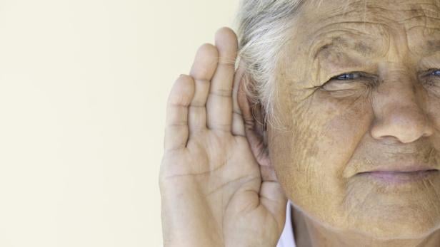 Jede und jeder Dritte zwischen 60 und 70 Jahren ist von Hörproblemen betroffen. Unbehandelt haben sie auch negative Folgen für das Gehirn. 