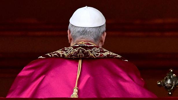 Papst Franziskus von hinten, mit Pileolus und rotem Umhang.