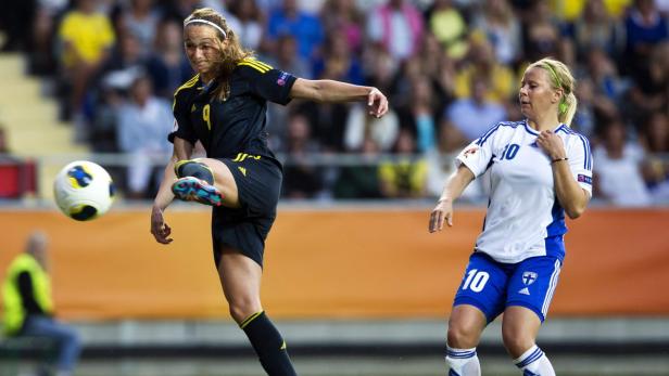 epa03787112 Sweden&#039;s Kosovare Asllani (L) in action against Finland&#039;s Emmi Alanen (R) during the UEFA Women&#039;s EURO 2013 group A soccer match between Finland and Sweden at Gamla Ullevi stadium in Gothenburg, Sweden, 13 July 2013. EPA/BJORN LARSSON ROSVALL SWEDEN OUT
