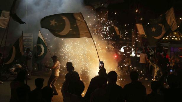 TOPSHOT-PAKISTAN-INDIA-KASHMIR-UNREST-CONFLICT-CEASEFIRE Jubel in Pakistan über die Waffenruhe