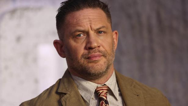 Tom Hardy im beigen Anzug bei der Weltpremiere von "Havoc".