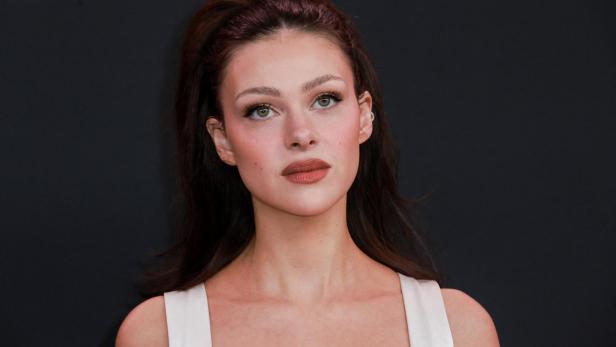 Nicola Peltz Beckham vor einem schwarzen Hintergrund.
