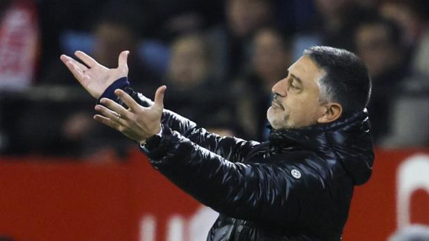 Ratlos: Großer Druck lastet auf Sevilla-Trainer Pimienta.