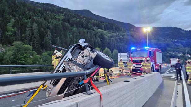Auto wurde von Stange durchbohrt