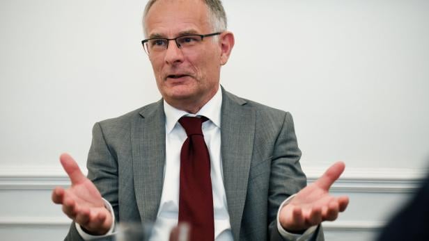 Markus Marterbauer gestikuliert während eines Gesprächs.