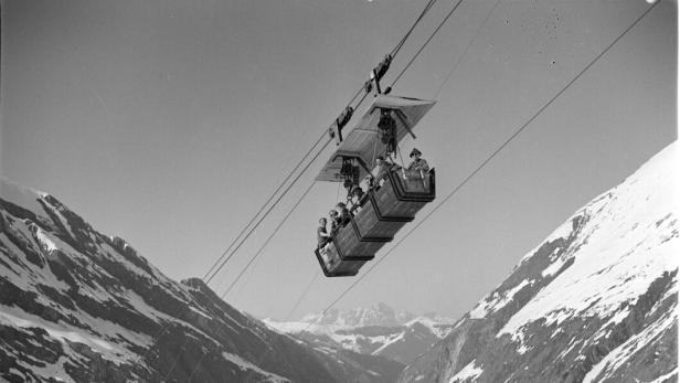 Materialseilbahn voller Arbeiter beim Kraftwerksbau Kaprun