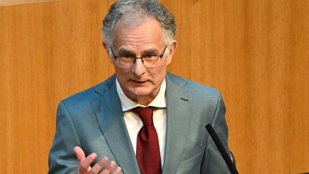 Finanzminister Marterbauer im Nationalrat vor der Budgetrede