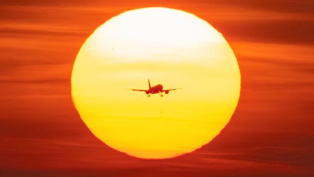 Flugzeug vor Sonnenuntergang.